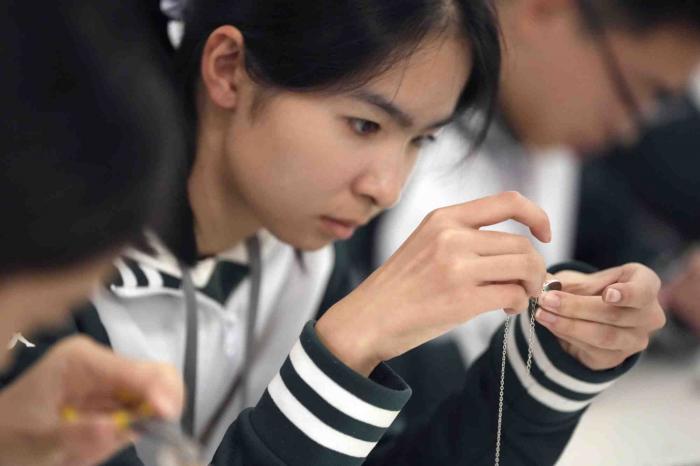 聚焦京堰研学团 | 北京中学生研学团在十堰学习绿松石首饰镶嵌技艺