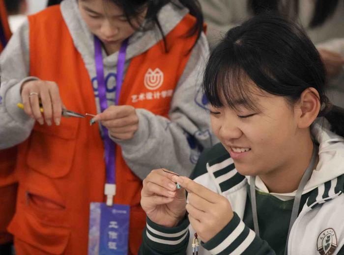 聚焦京堰研学团 | 北京中学生研学团在十堰学习绿松石首饰镶嵌技艺