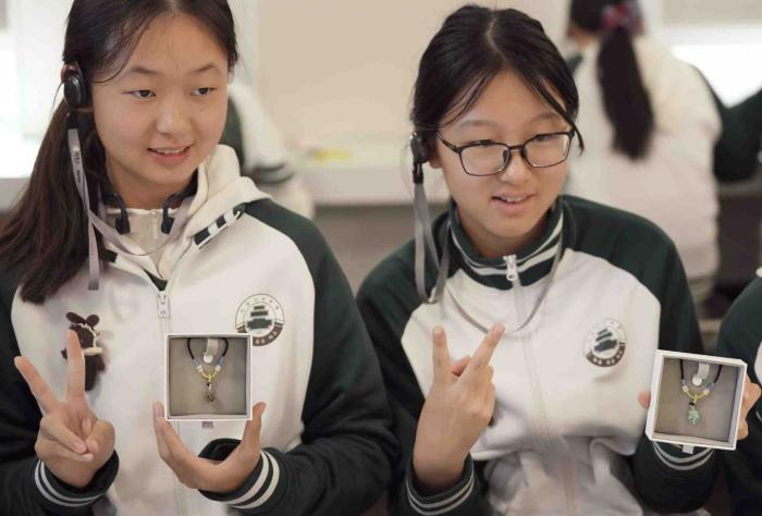 聚焦京堰研学团 | 北京中学生研学团在十堰学习绿松石首饰镶嵌技艺