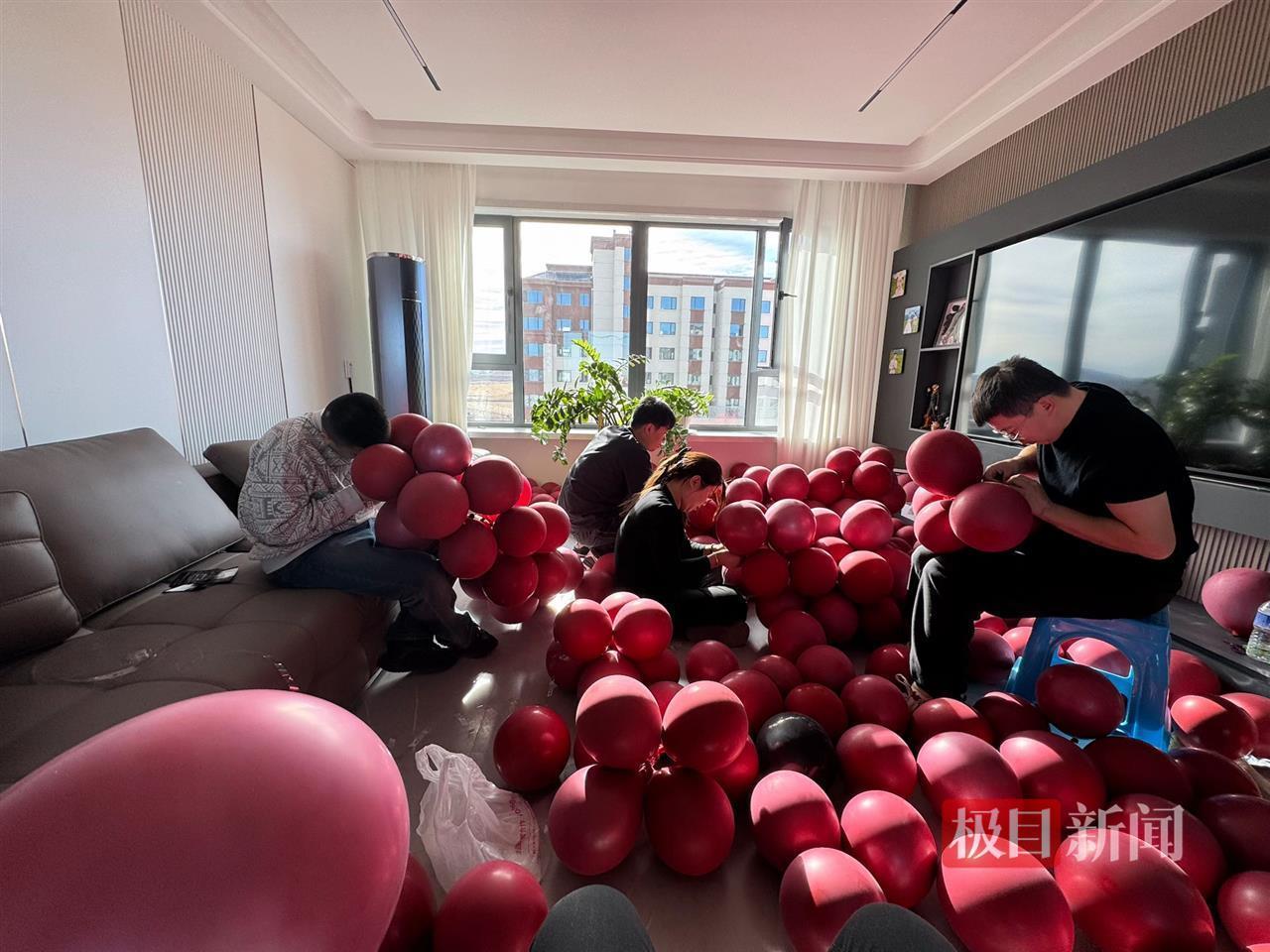 内蒙古一对新人结婚，百米气球飘带从15楼垂下，4000个气球30人吹了3天