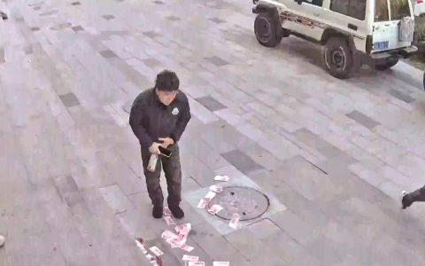 男子5万元现金被大风刮跑 好邻居帮忙捡回一分不少