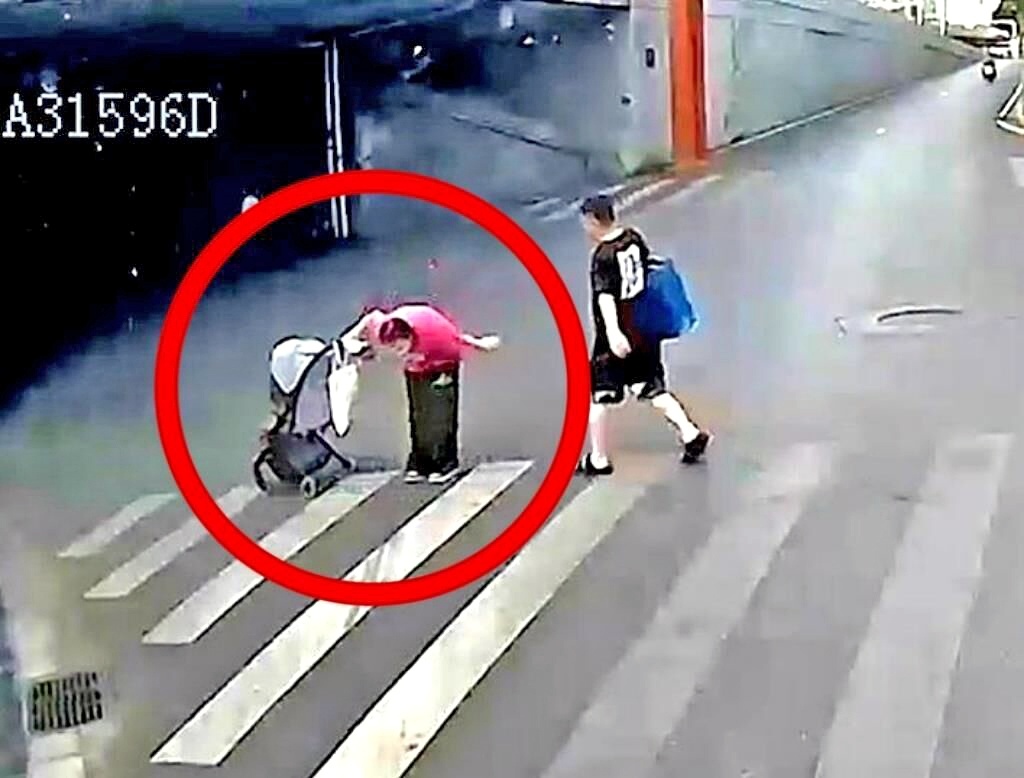 武汉街头斑马线前  公交慢、停、让蔚然成风 “温柔一脚”踩出满城暖意