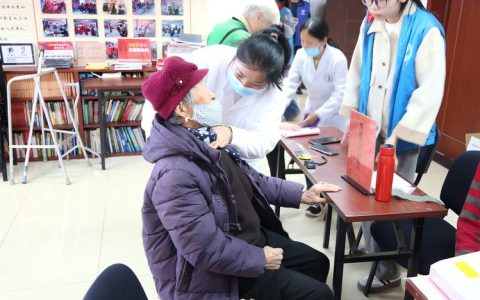 龙华山街道解放街社区开展“敬老暖重阳.医养护相伴”主题活动