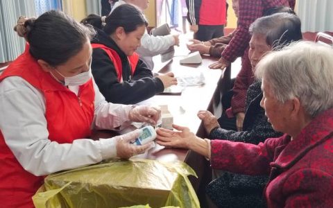 健康义诊走进先锋村