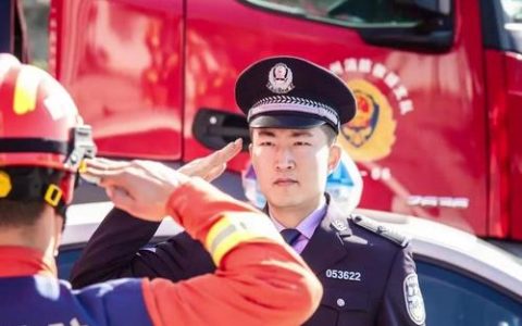 民警化身救火卫士解危情