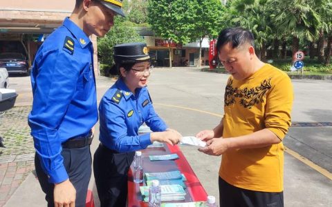 “银发”话城管佳节传温情