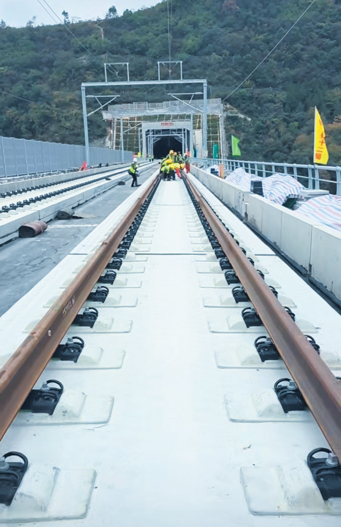 “钢铁巨龙”越秦楚 ——西十高铁湖北段启动长轨铺设