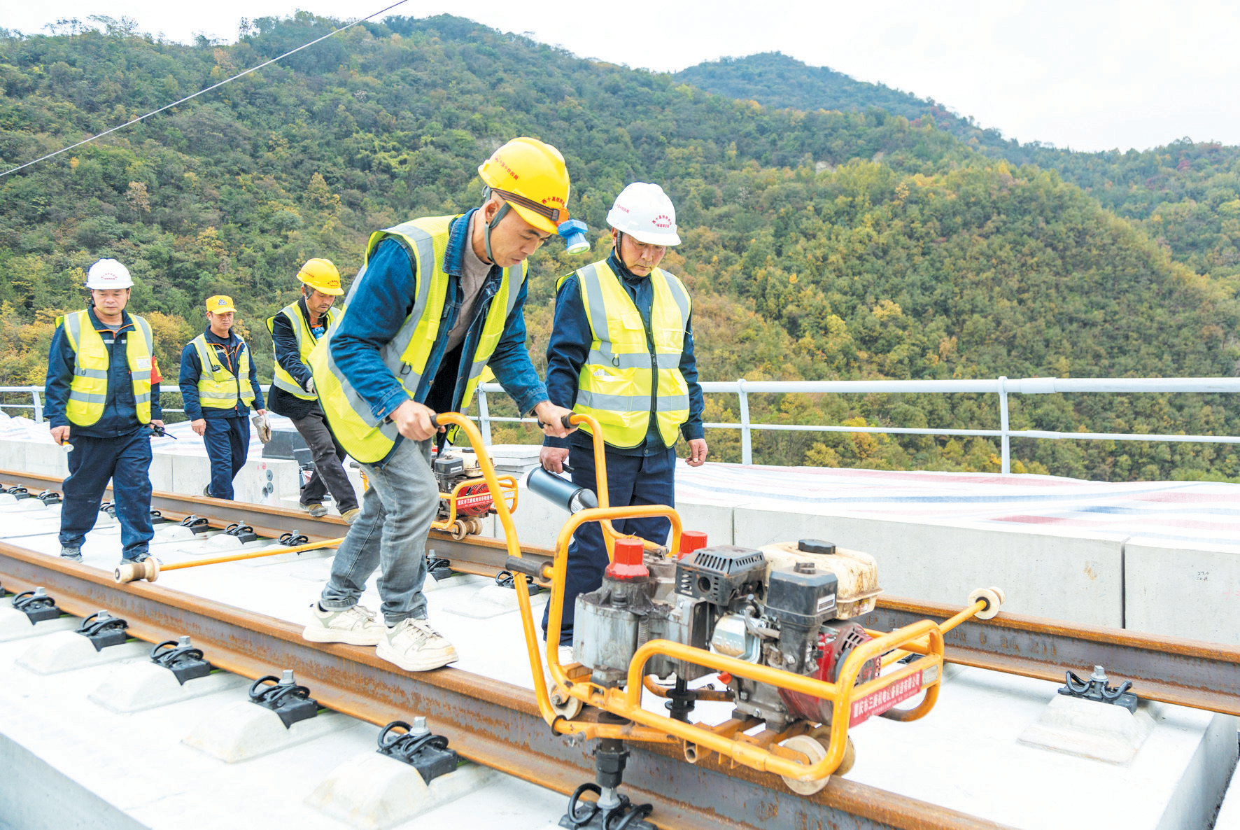 “钢铁巨龙”越秦楚 ——西十高铁湖北段启动长轨铺设