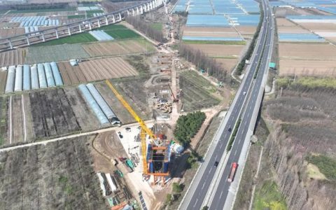 合武高铁跨麻武线特大桥钢盖梁完成吊装，武汉至合肥将“一小时通达”