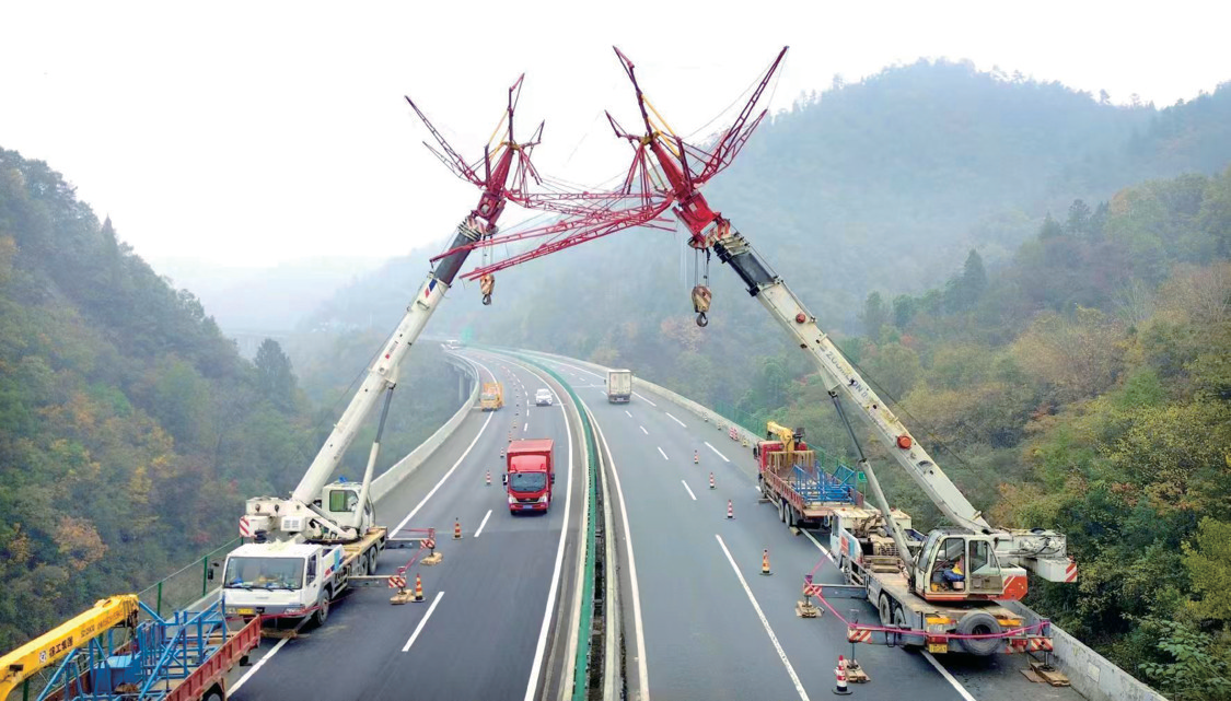 西十高铁供电线路跨十天高速公路架线施工启动 空中撑起移动“保护伞”