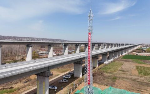 西十高铁供电线路跨十天高速公路架线施工启动 空中撑起移动“保护伞”