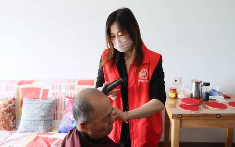 把社区温暖照进残疾人心里——记龙华山街道新生社区副主任顾艳梅