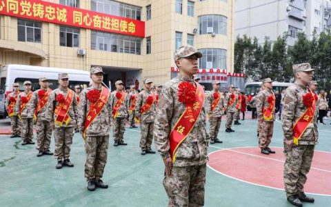 恩施州举行2025年下半年新兵欢送仪式