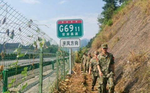 恩施市何功伟民兵连在武汉演绎《永不回头》