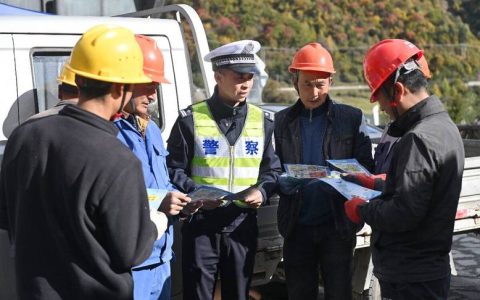 巴东“流动车管所”下乡服务群众