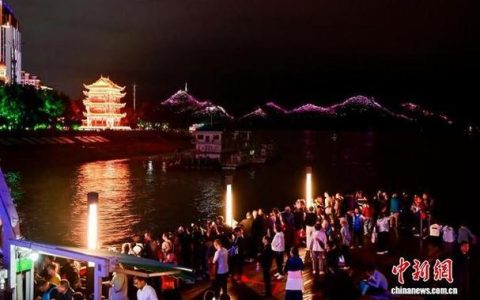 600余名外籍游客共赏峡江夜色