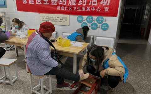 来凤县家庭医生签约服务进村送健康