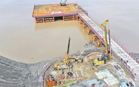 紫霄大道连接线工程桥梁首根桩基开钻