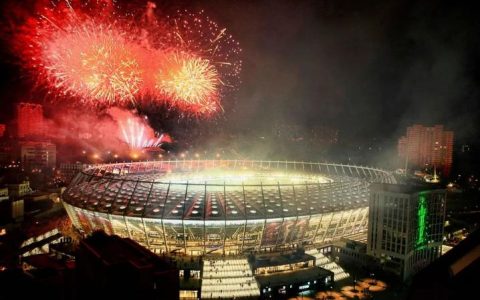 一场足球盛宴，燃动万家灯火