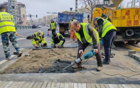 市城运集团修补城区人行道