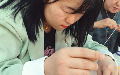 聚焦京堰研学团 | 北京中学生研学团在十堰学习绿松石首饰镶嵌技艺