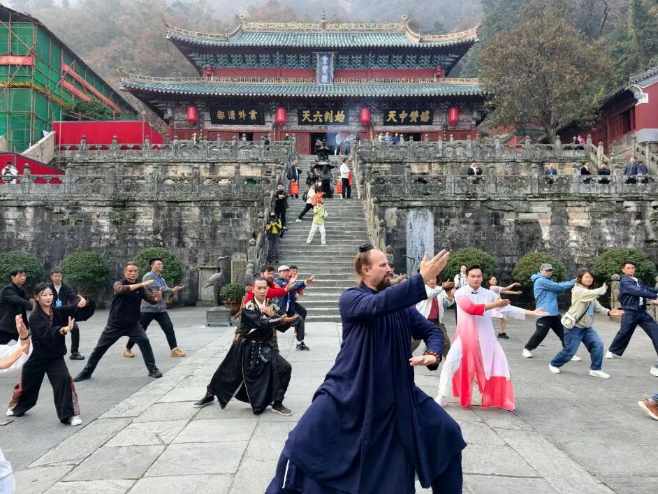 主播与十堰的山水共鸣——仙山碧水映车城，三十位主播共创高质量发展新叙事