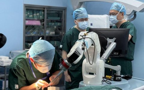 武汉“芯”让偏瘫患者能自己喝水了 协和医院完成全国产脑机接口植入手术