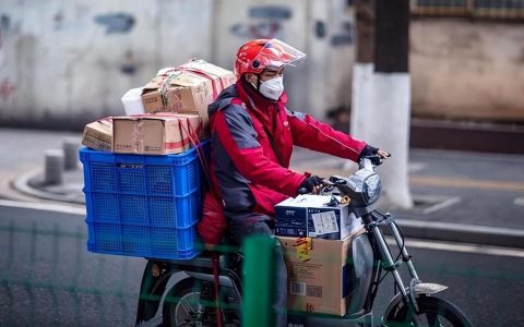 快递员奔忙“双十一”