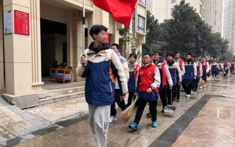 潜江：一抹“志愿红” 满腔热忱心