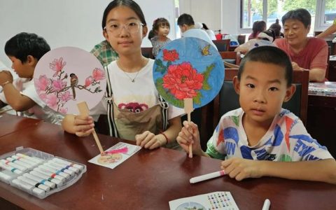 巧手翻飞制羽扇 童心荡漾传非遗