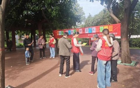 网络大V探访广场街道镜头记录文明创建新貌