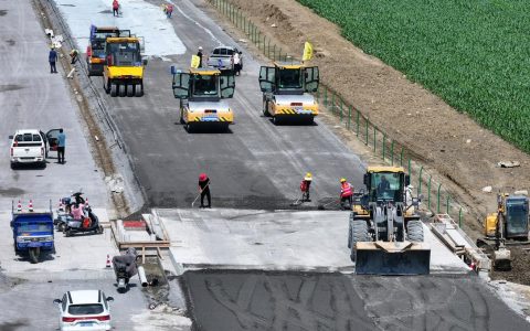我市农村公路建设进入“冲刺”模式