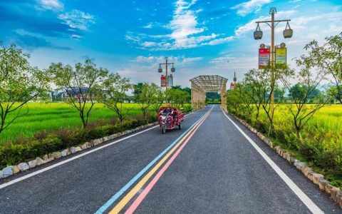 斑斓公路绘就乡村振兴多彩画卷