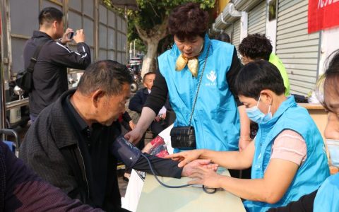 黄州区南湖社区卫生服务中心把医疗关怀送到老人家门口