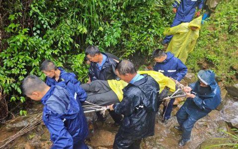 六旬老人深山采蘑菇失联 麻城警民三小时搜救脱险