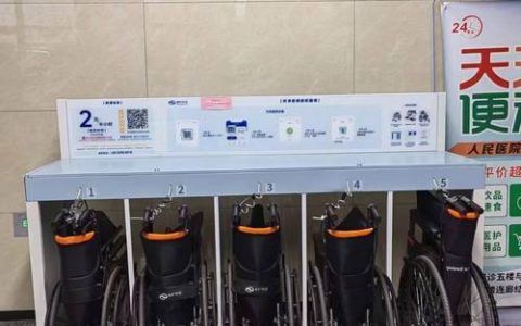 轮椅旁的临时办证点