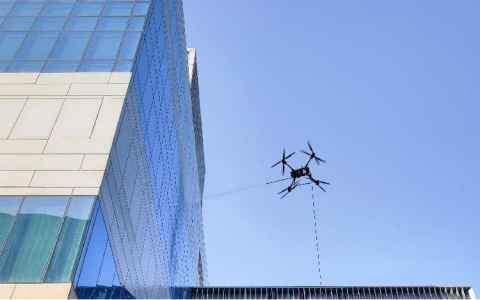 “荆门造”高空系留清洗无人机首秀