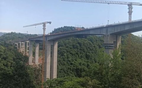 象山雨山廊桥主拱圈首段吊装成功