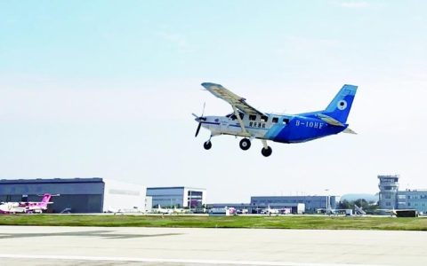 湖北首条跨省低空货运航线通航