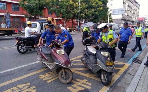 咸安城管“疏堵结合”显成效　道路秩序焕新颜