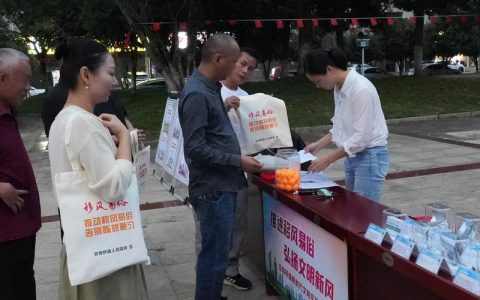 咸安温泉街道泉塘社区 “邻里管家”集中“充电”长本领