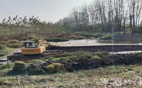 嘉鱼簰洲湾镇翻田开沟秋播忙