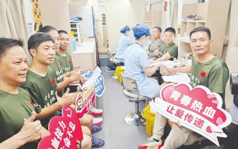 热血传情 师者担当 赤壁教育系统职工挽袖献热血