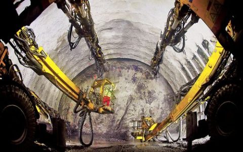 凿山架桥开通途 建设热潮勇向前