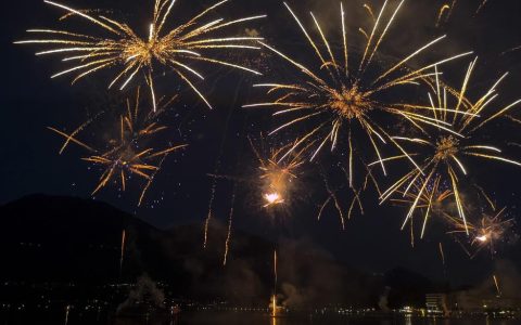 木鱼镇：晚风裹香串　星空下的烟火交响