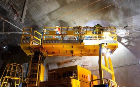 西十高铁湖北段“动力生命线”开始架设