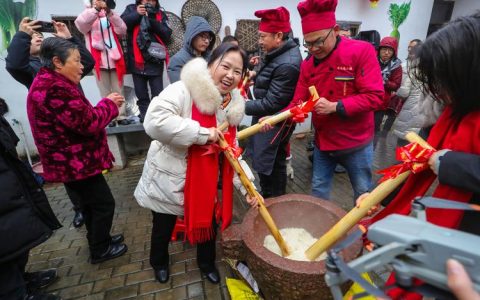 小雪将至打糍粑 非遗民俗润童心