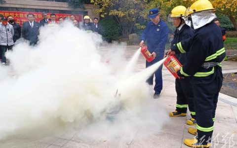园林街道辉煌社区开展消防实战演练