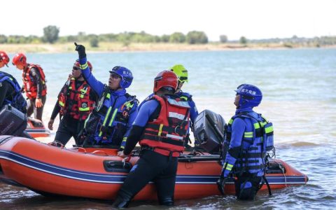 杨市街道联合市义工联、蓝天救援队开展水上应急救援培训