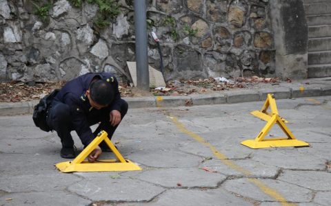 黄州区开展私设地锁专项整治行动